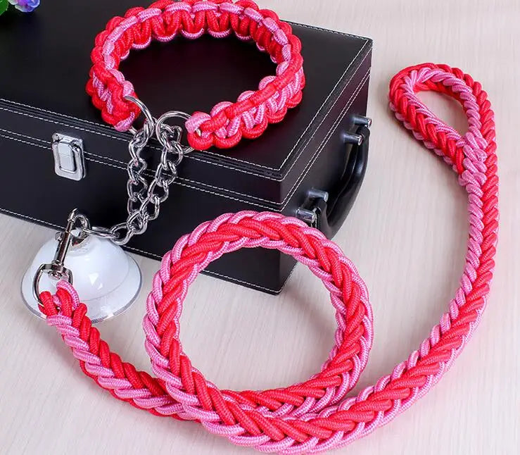 collier lasso et grosse laisse tressee rose rouge